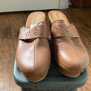 SOLD!American Eagle Clogs